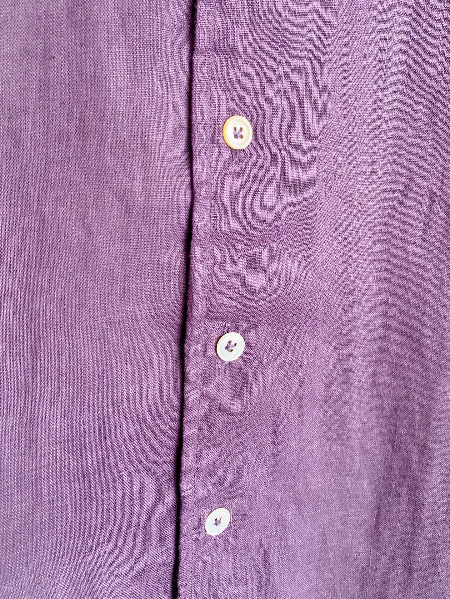 Loro Piana three-color pure linen quiet luxury long-sleeved shirt. Fabric: High-grade imported natural linen raw materials are selected. After softening and pre-treatment, the native burrs are polished away, which greatly improves the shortcomings of ordinary linen skin. The fabric has a clear and delicate natural fiber texture, showing a low-key matte texture without exaggerated shine; the fiber has dense Breathable pores, which has excellent perspiration and heat dissipation performance in spring and summer. It is not easy to sweat and stick to the body when worn in high temperature environments. The natural wrinkles formed by daily wear are the unique characteristics of the fabric, which further enhances the Italian relaxed style. The fabric has excellent color fastness, and the three dark colors are not easy to whiten and fade after long-term wear. Style and details: It adopts the instantly recognizable Italian-style windsor collar with a wide open angle. The collar has a built-in shaping lining, which is not easy to collapse after repeated washing. Once buttoned, it's formal and elegant, and when you unbutton the first button, you can create a casual and relaxed look, allowing for a wider range of fits. The version adopts a slightly loose front-shoulder cut, which is very tolerant for body shapes with slippery shoulders, wider shoulders, and excess fat on the waist and abdomen, and allows the upper body to move freely without restraint. The placket is embellished with delicate small buttons as a detail highlight, and the wiring is fine and concealed. There is no exposed exaggerated brand logo on the whole, and the sense of luxury is restrained and restrained; the standard long-sleeved cuffs can be freely folded to change styles, and the arc hem can be worn either tucked into the waistband or outside, adapting to a variety of matching ideas. Color selection: Native hemp Beige: Basic Versatile style, with soft and rustic tones, suitable for various daily scenes of commuting and travel, suitable for most color bottoms, with the highest tolerance for daily wear; Retro purple tone: atmospheric niche color matching, getting rid of the monotony of conventional solid colors, outstanding wear recognition, suitable for light gatherings, textured daily travel, and the effect is outstanding when paired with black and Dark Gray bottoms; Dark brown color: Retro is a calm tone, suitable for the transition from autumn to winter and more mature business casual wear. The tone is calm and textured, and it is very suitable for layering suits. Sizes:M-4XL